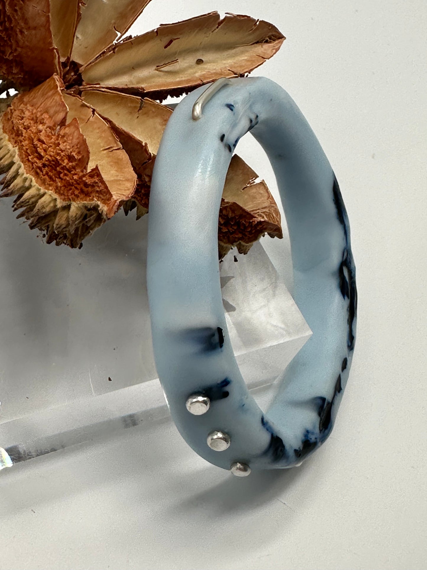 Baby Blue & Navt resin & silver 'woopy' bangle