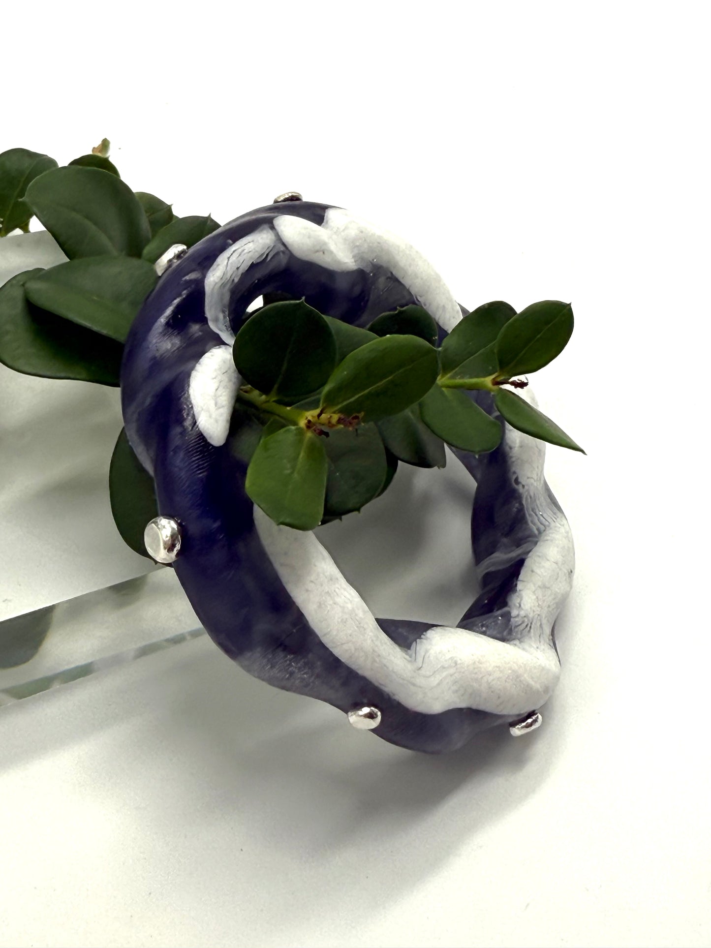 Navy/silver & White Chunky twist resin & silver bangle