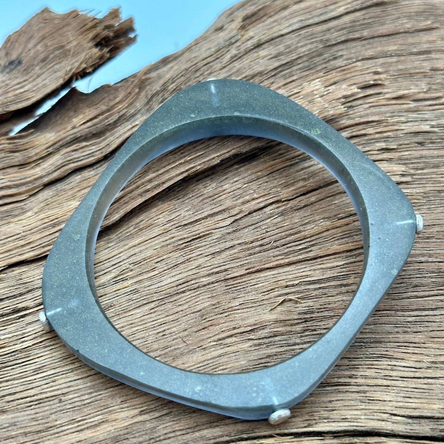 Moss Square Round KWD Classic Resin & Silver Bangle