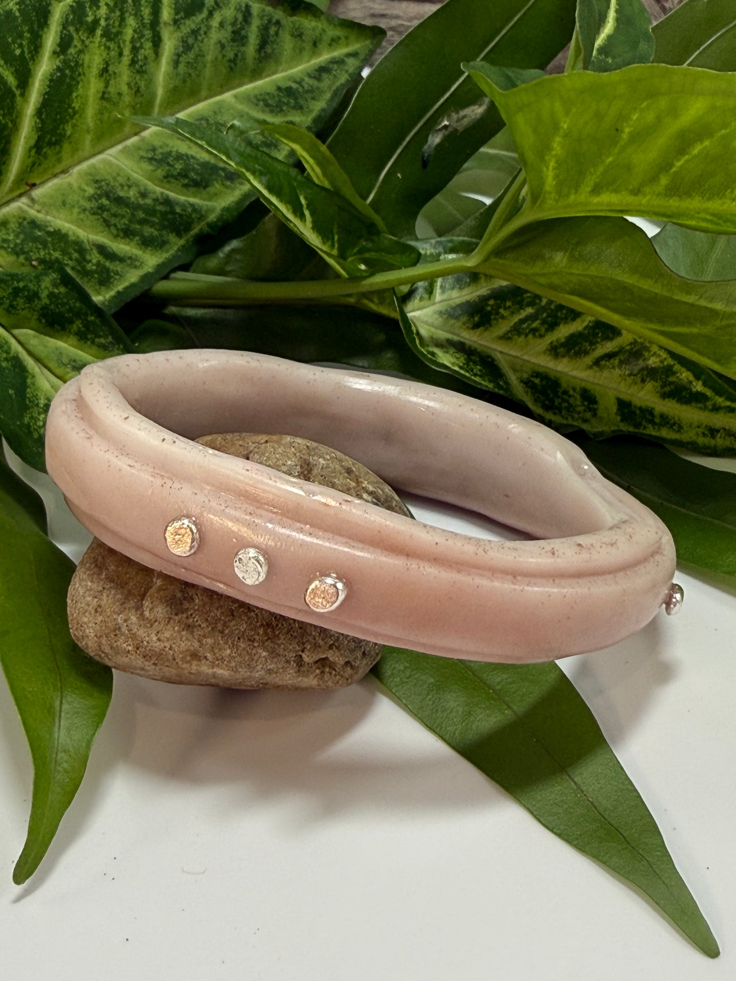 Cream/gold coloured resin rim bangle with sterling silver rivets