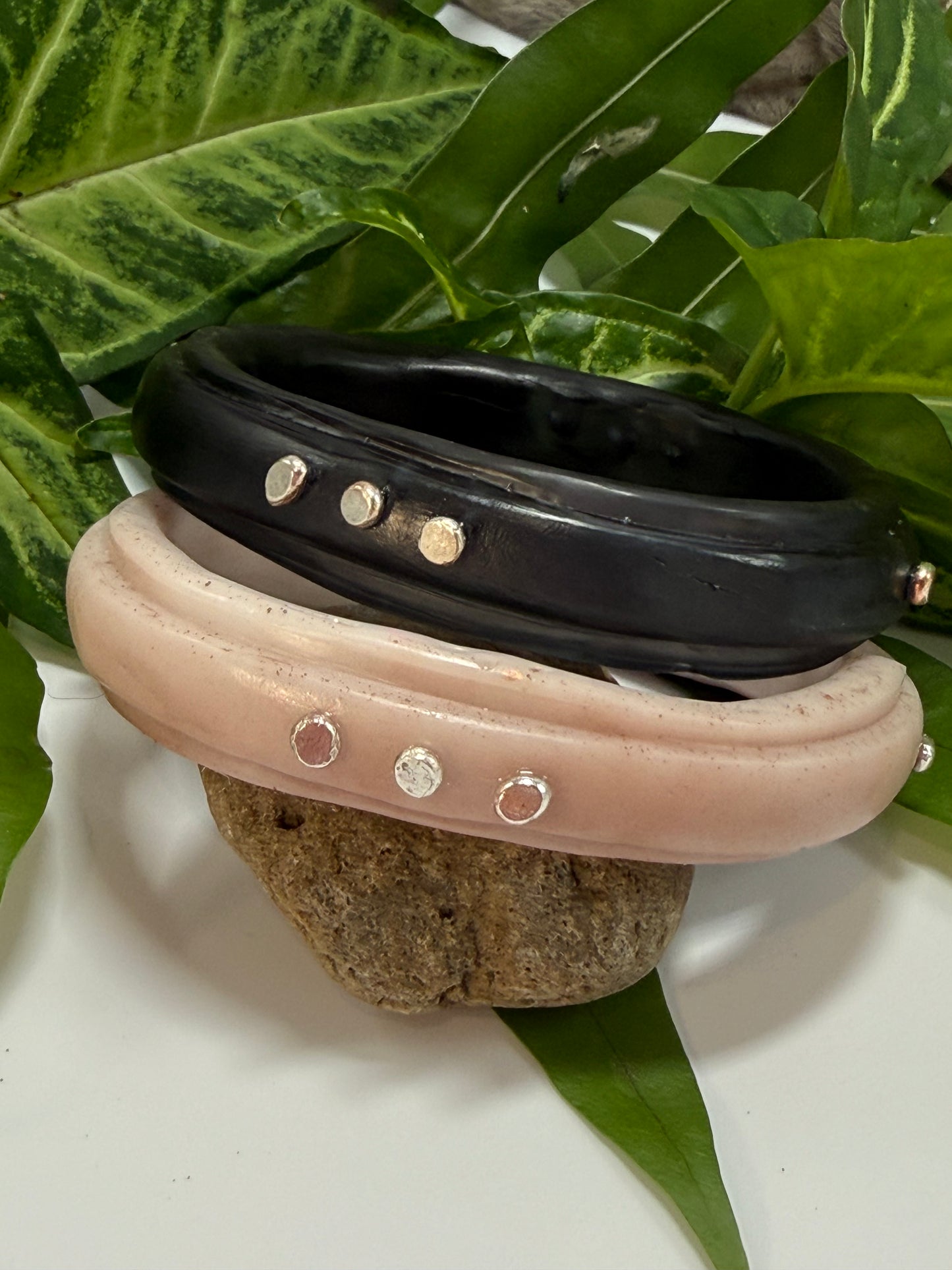 Cream/gold coloured resin rim bangle with sterling silver rivets