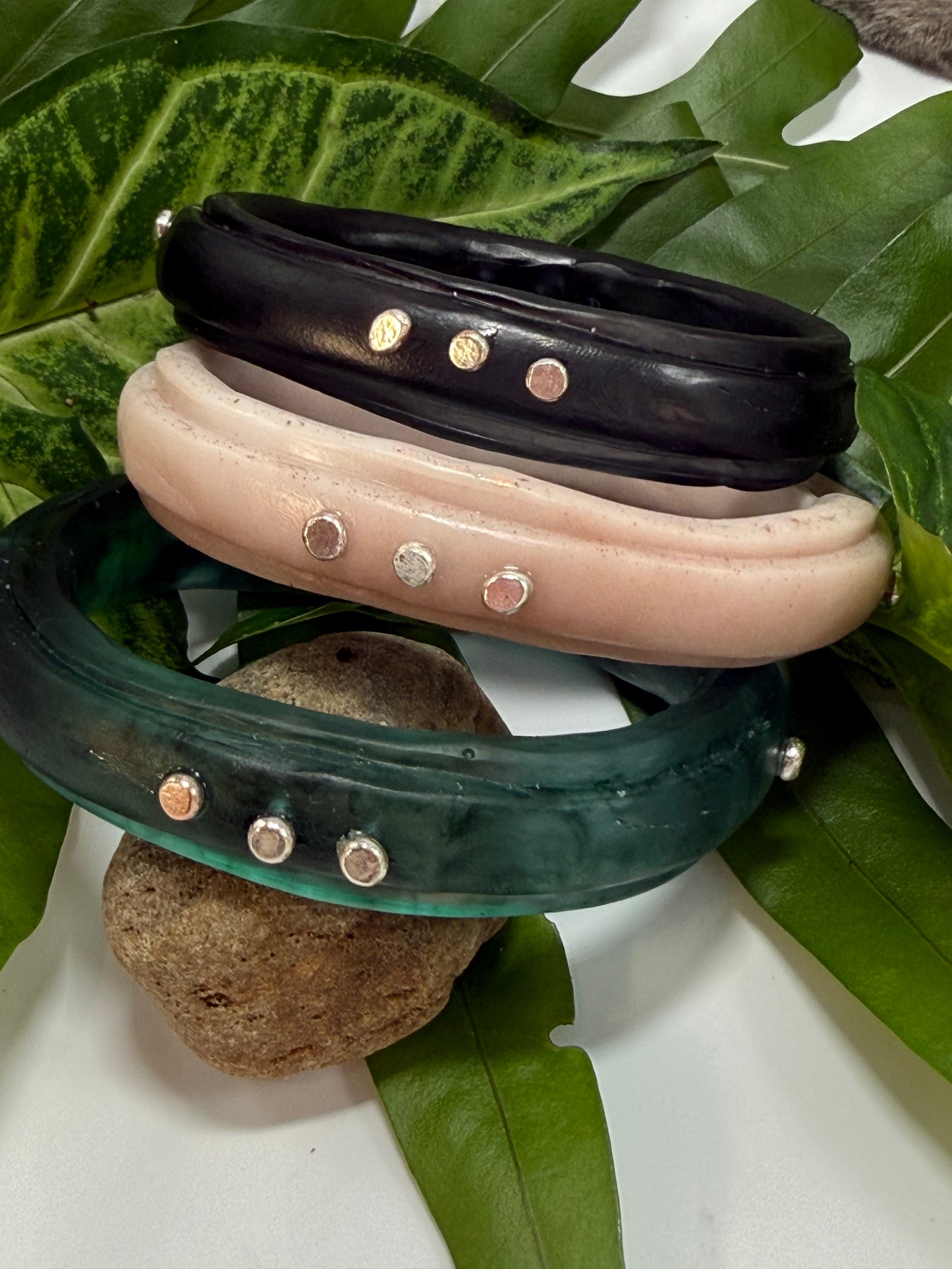Cream/gold coloured resin rim bangle with sterling silver rivets