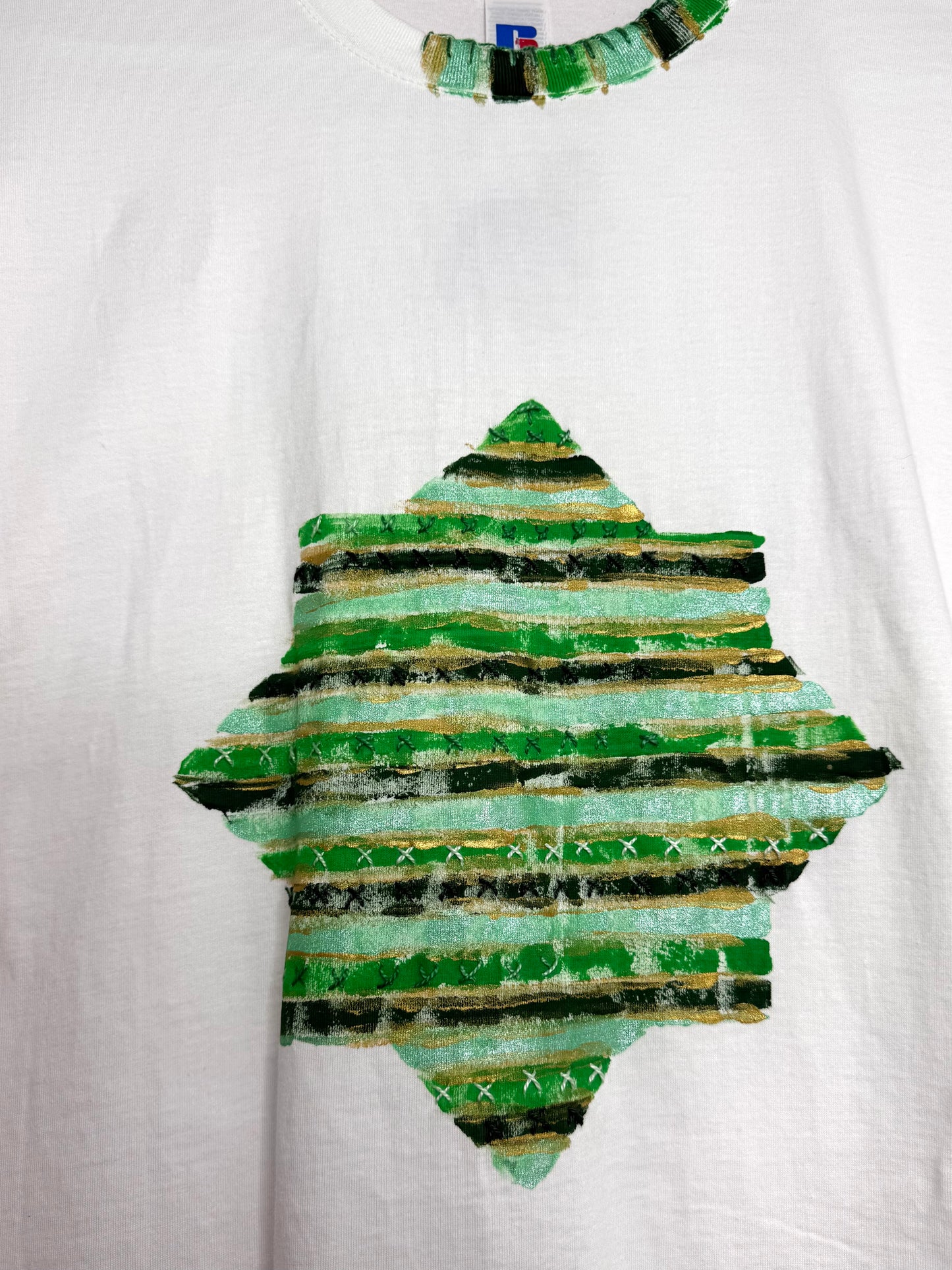 Greens/gold striped star t-shirt - size L