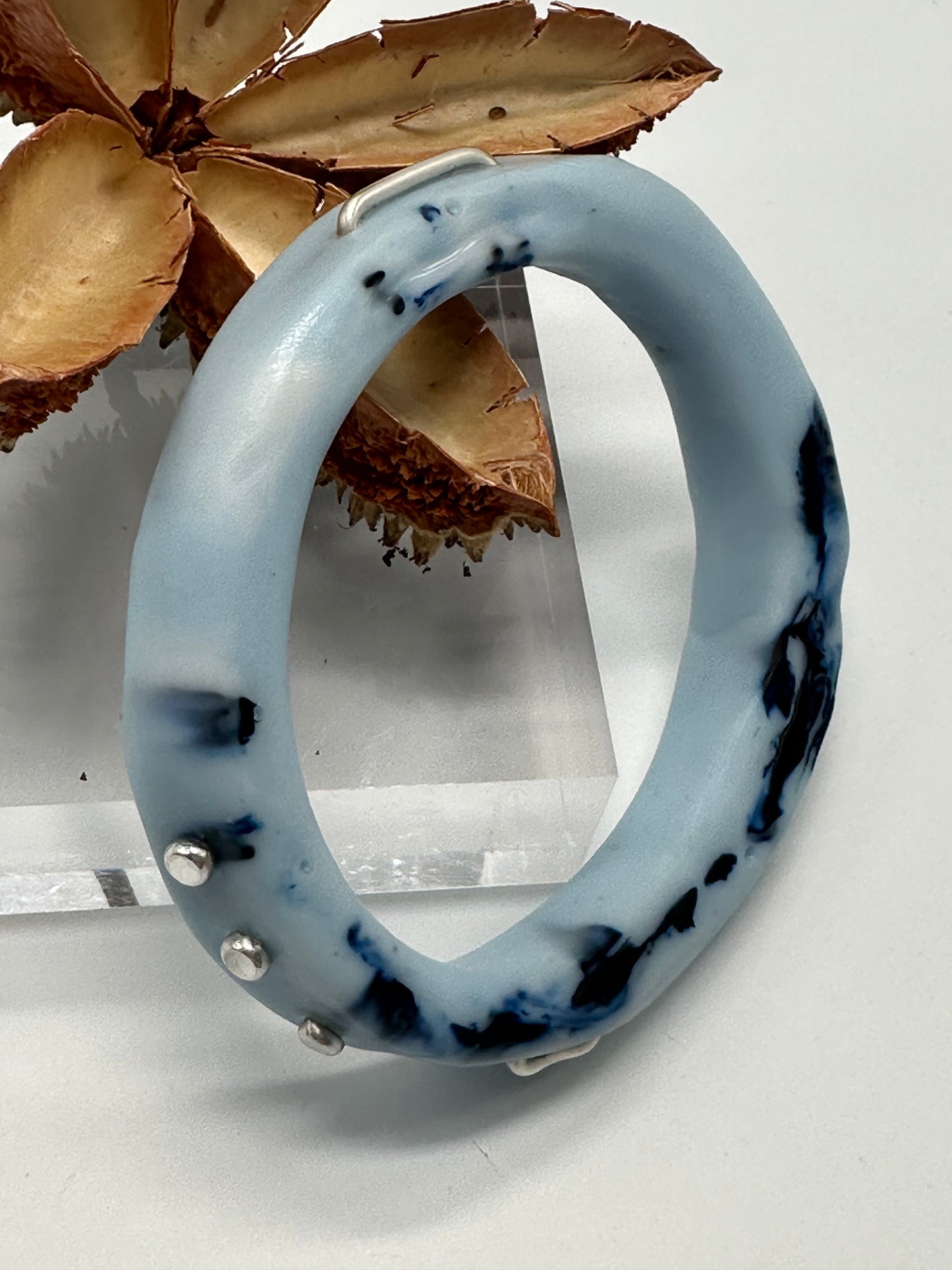 Baby Blue & Navt resin & silver 'woopy' bangle