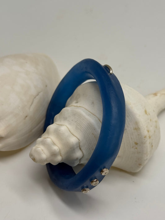 Blue resin and silver 'woopy' bangle - regular size