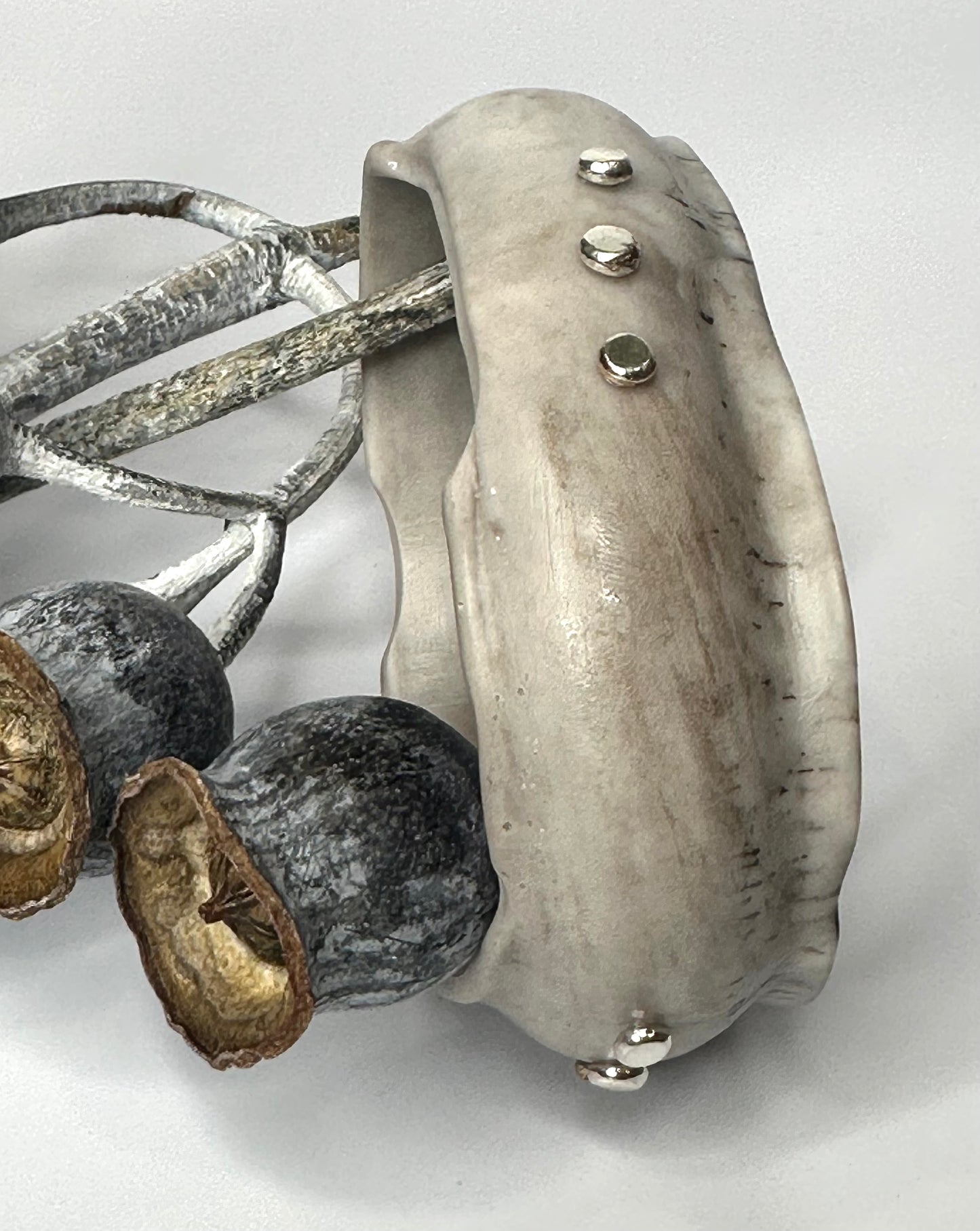 Creamy/brown Resin wide bangle